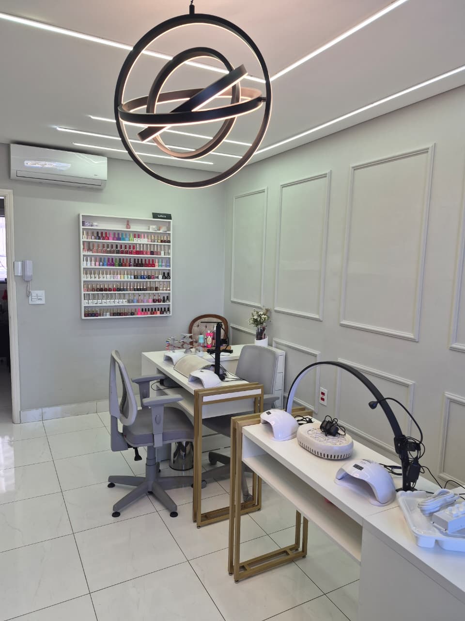 Bancadas para cuidados com as unhas, expositor de esmaltes e luminária de aros